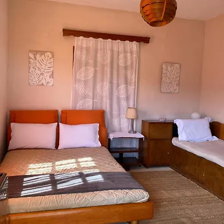 The Koutsoupia * Kókkinon Nerón